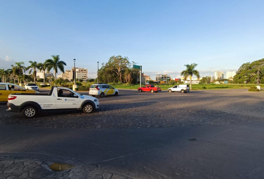 Flujo vial en crucero Fluvial Vallarta