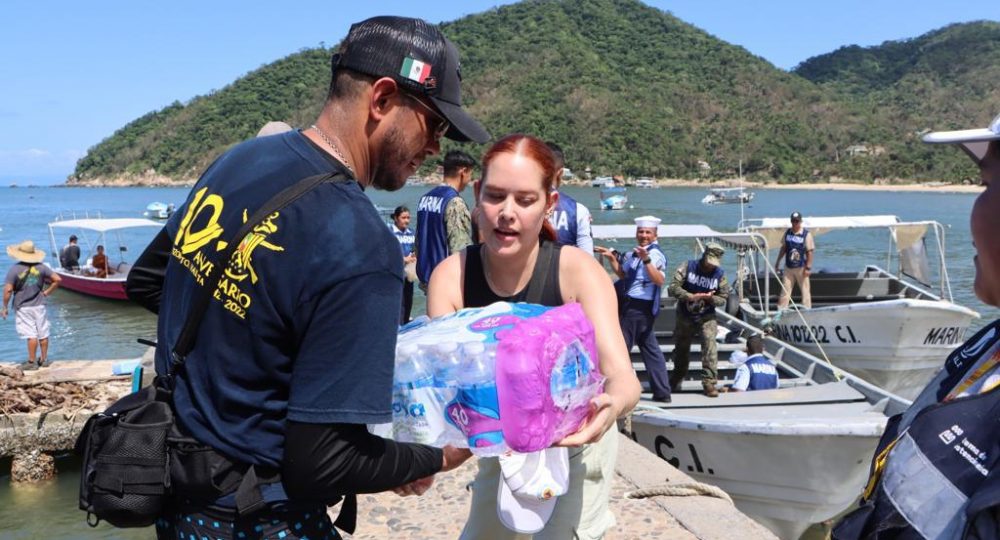 Funcionaria haciendo entrega de agua embotellada