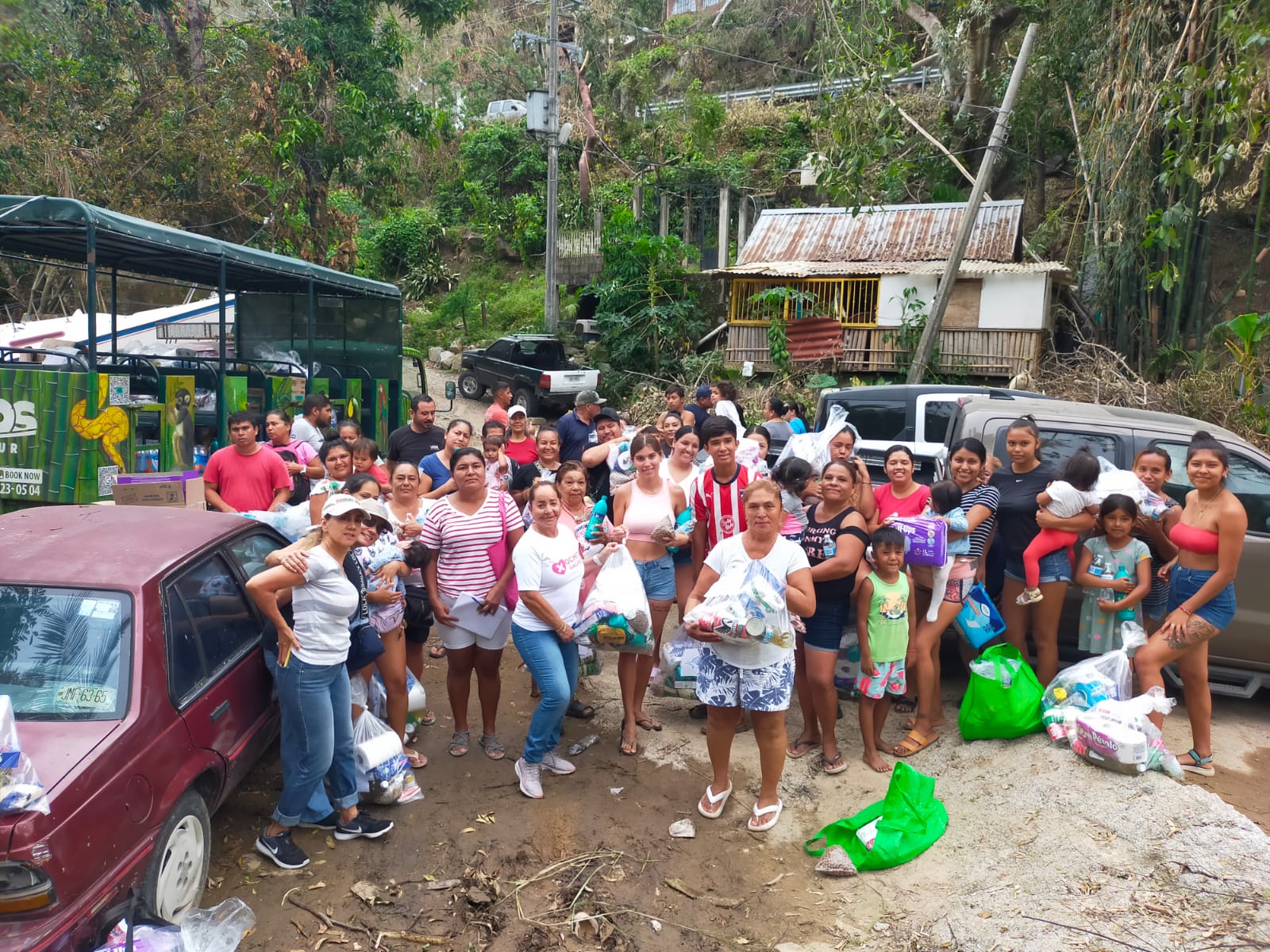 Fundación Alas de Águila entregando despensas