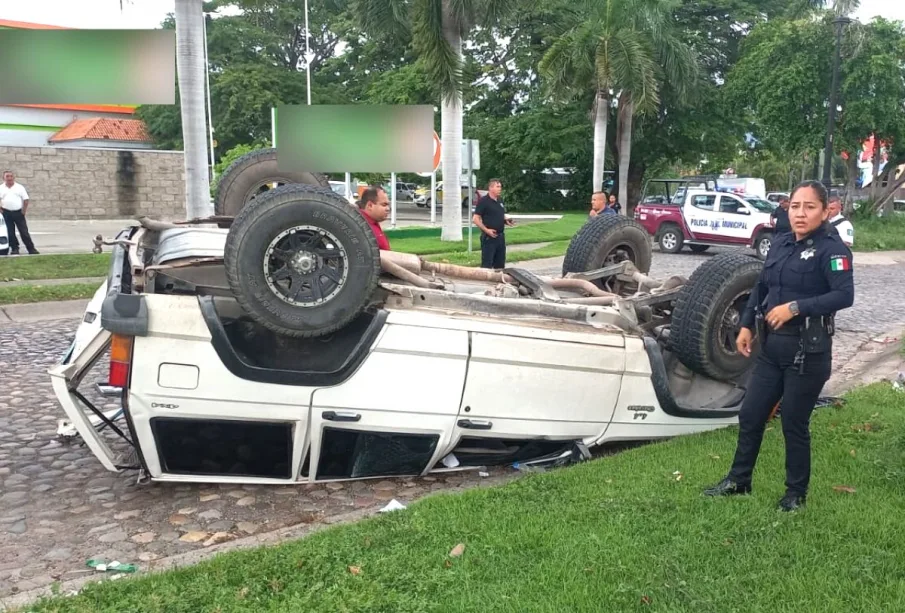 Coche volcado en Fluvial Vallarta