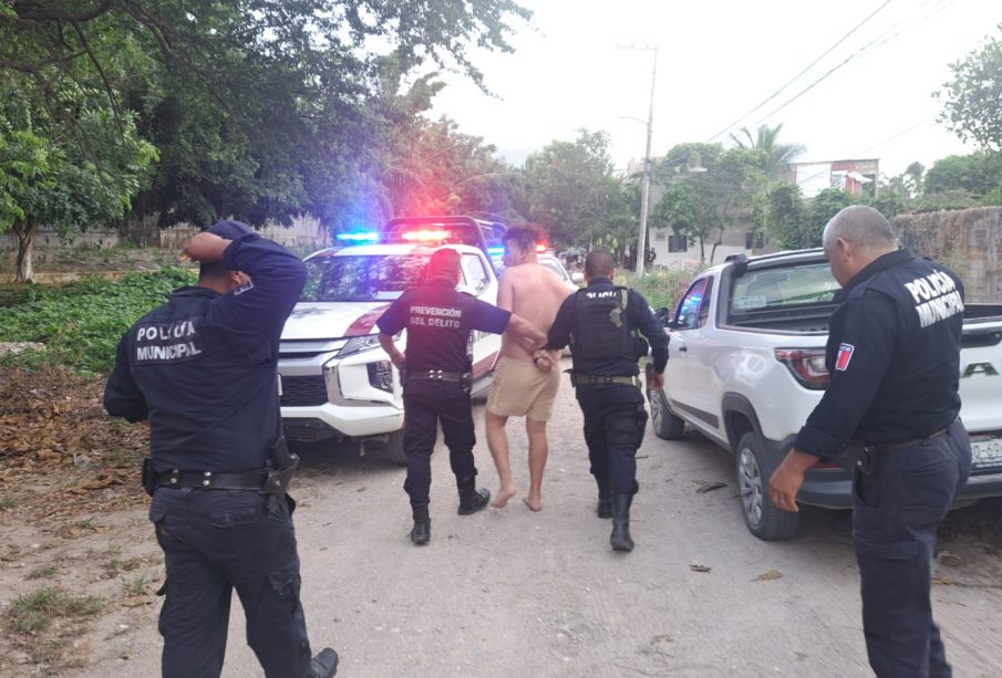 Hombre detenido por policias