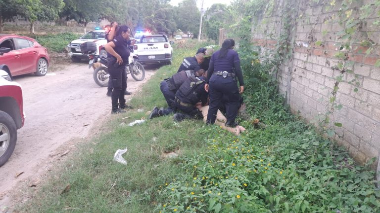 Hombre siendo sometido por policas