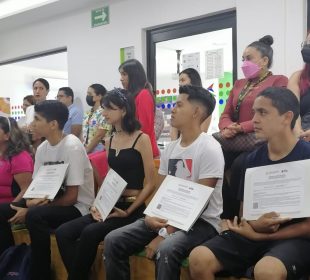 Integrantes de Fundación GAP con certificados escolares