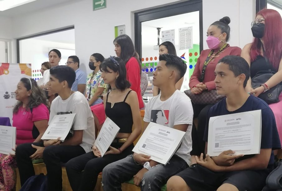 Integrantes de Fundación GAP con certificados escolares