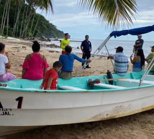 Integrantes de PC notifincando a pescadores sobre lidia