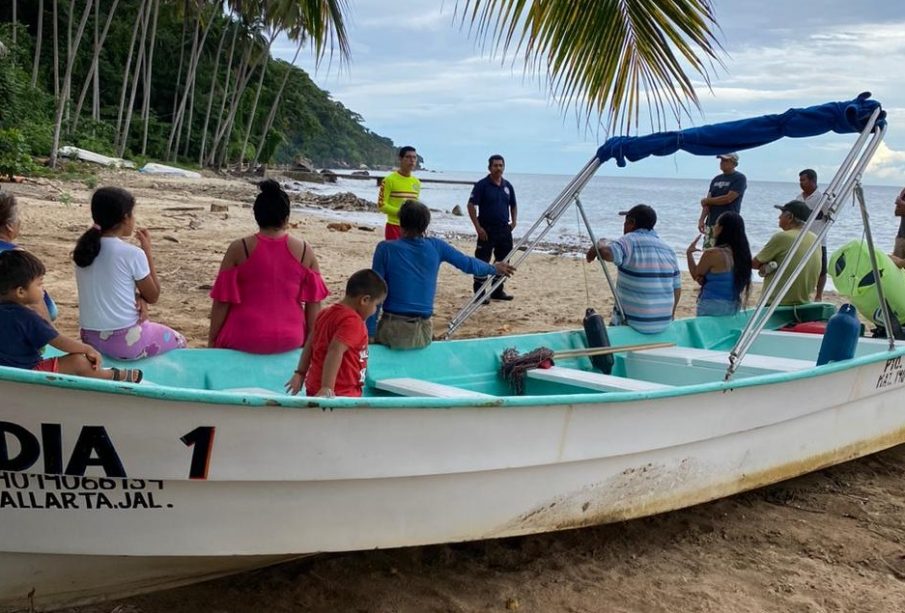 Integrantes de PC notifincando a pescadores sobre lidia