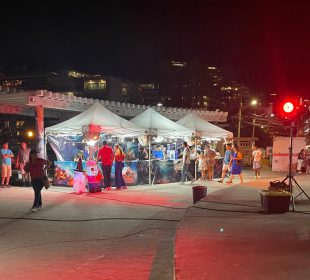 Juego estafa de las canicas intalado en plaza