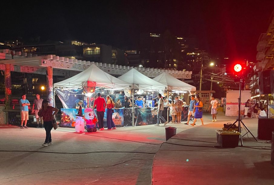 Juego estafa de las canicas intalado en plaza