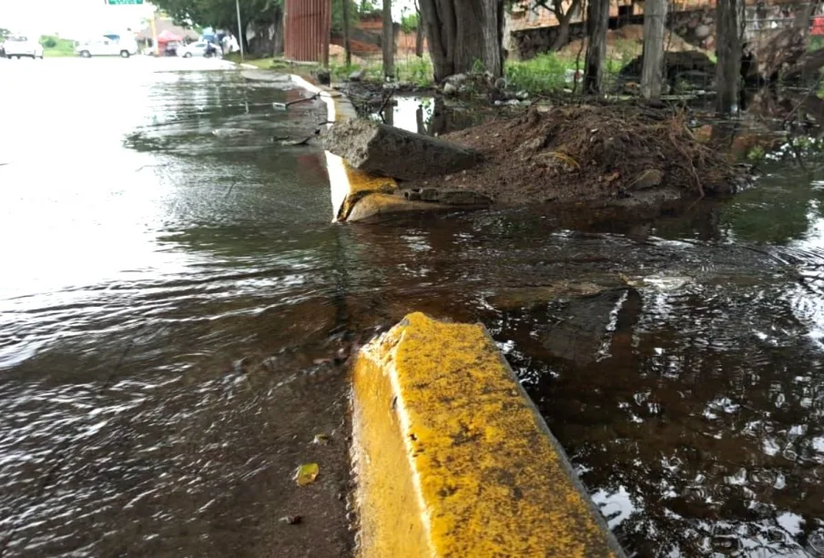 Agua desbordándose de Laguna Tomasa