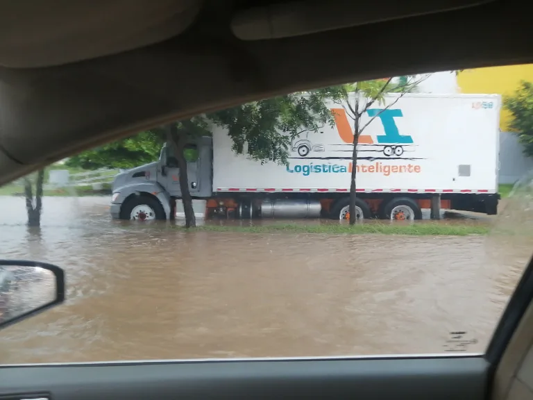 Camión en estacionamiento inundado