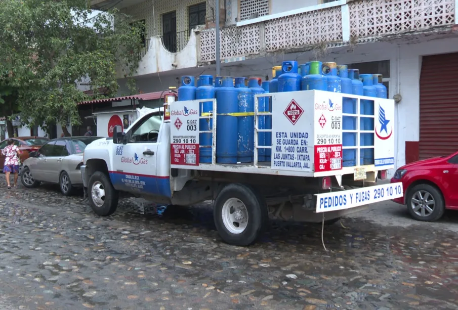 camión de gas LP circulando por calles de vallarta