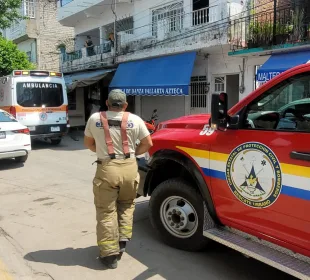 Elementos de emergencia atendiendo emergencia por descarga eléctrica