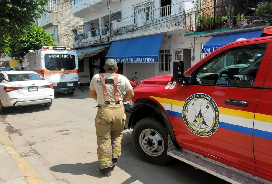 Elementos de emergencia atendiendo emergencia por descarga eléctrica