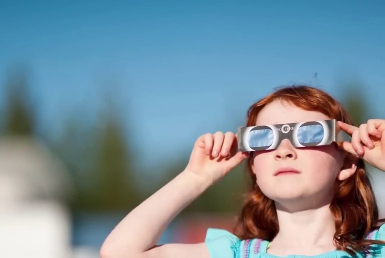 Niña con lentes para eclipse