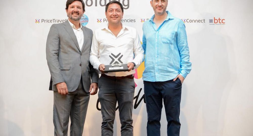 Luis Villaseñor Nolasco con premio por mejor campaña de marketing