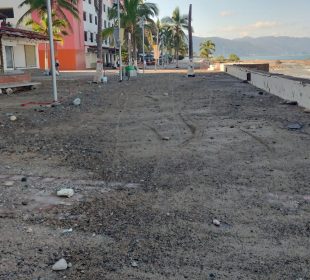 Malecón de Bahía lleno de arena y piedras tras Norma