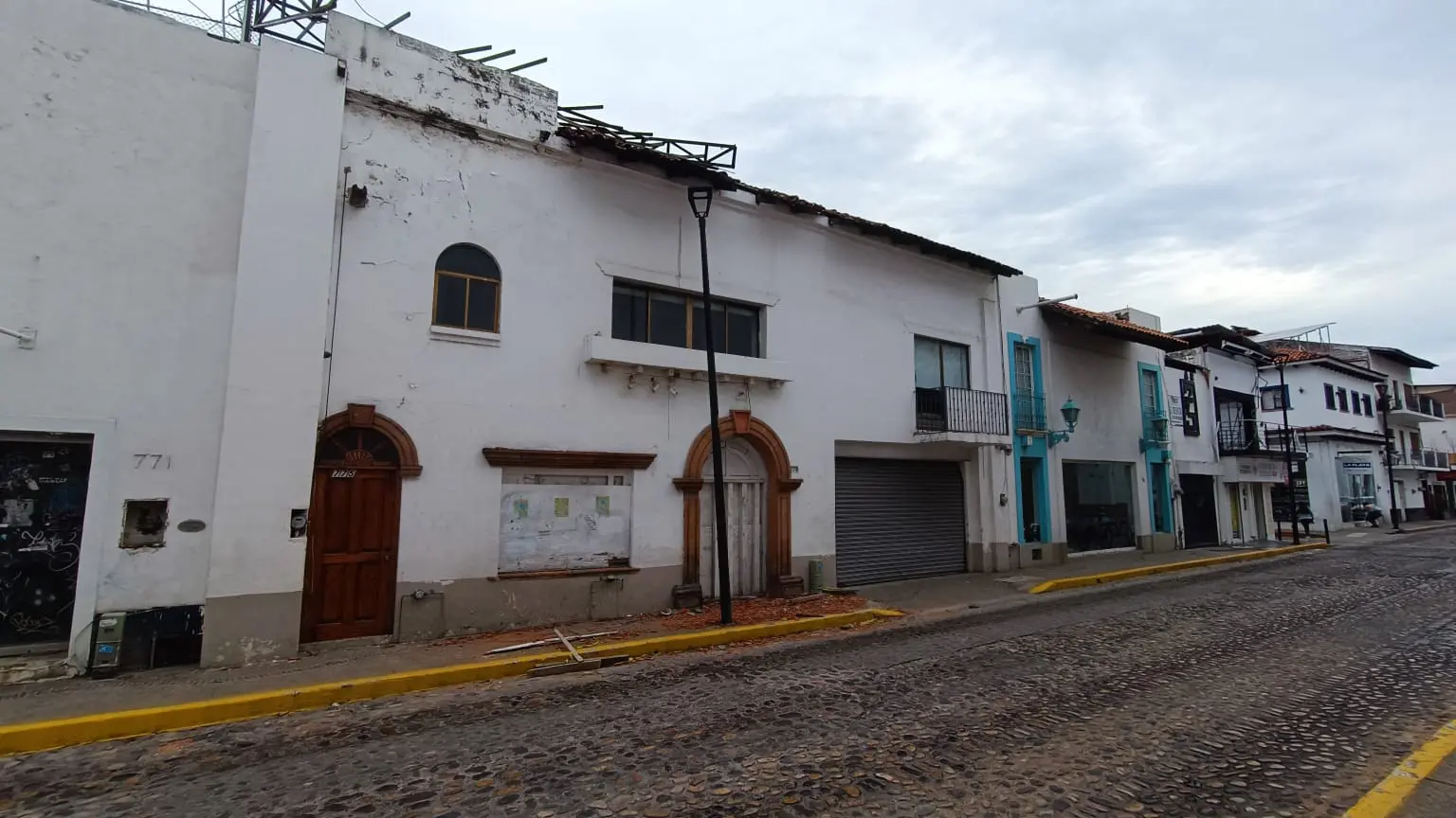 Marquesina a punto de colapsar en la calle Morelos
