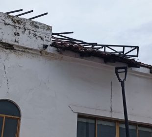Marquesina colapsada en la calle Morelos