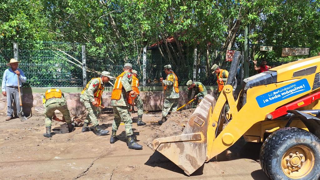 Militares sacando el lodo de las calles