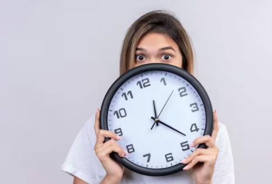 Mujer impresionada sosteniendo reloj