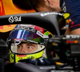 Checo Perez en su auto con el casco puesto