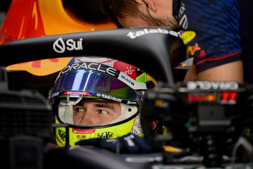 Checo Perez en su auto con el casco puesto