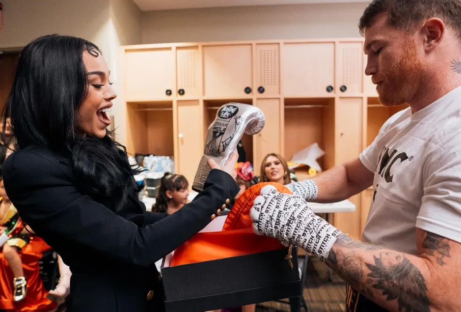 Danna Paola recibiendo guantes regalados por Canelo