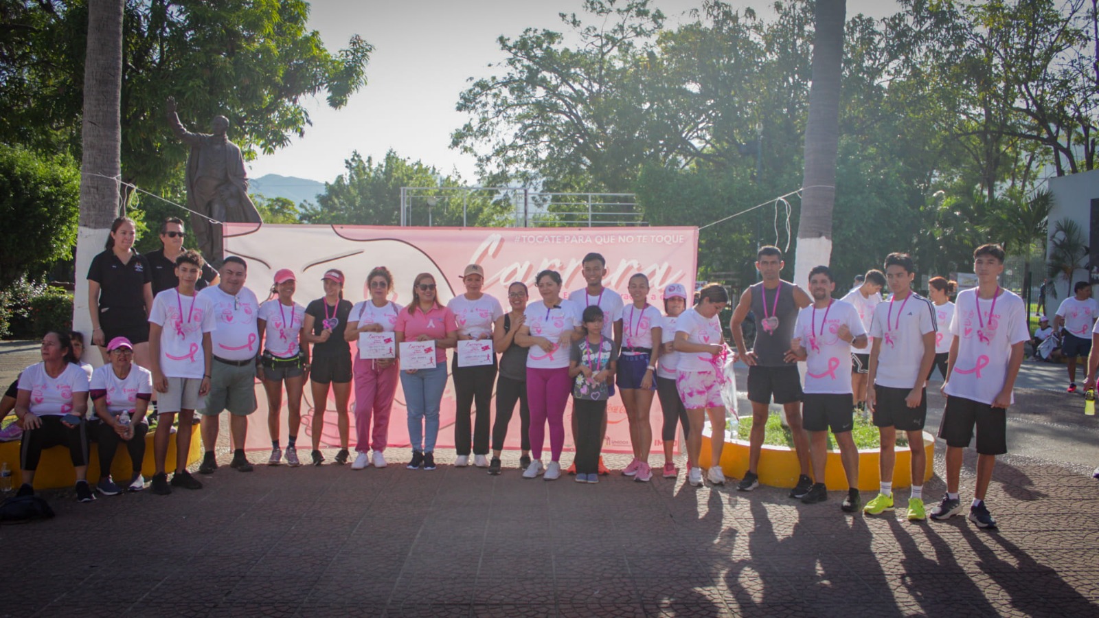 Participantes de carrera contra el cáncer de mama