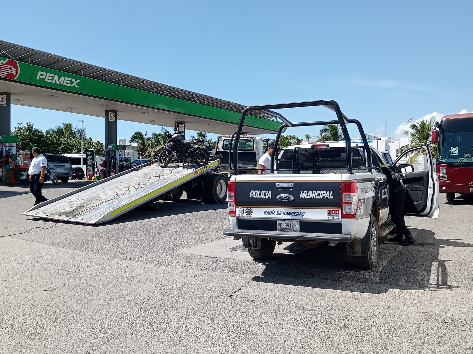 Patrulla en gasolinera de San Vicente