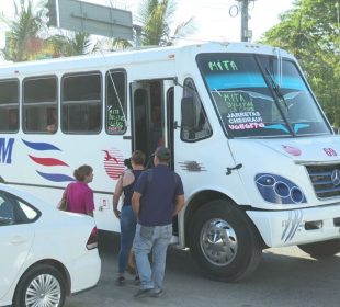 Persona abordando camión de autotransportes Medina