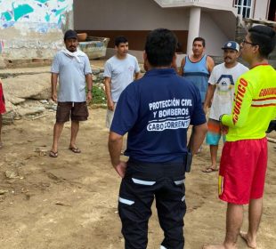 Personal de Protección Civil y Bomberos en playa