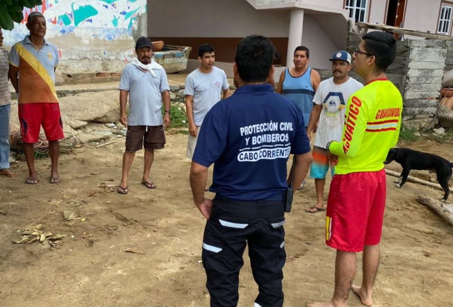 Personal de Protección Civil y Bomberos en playa