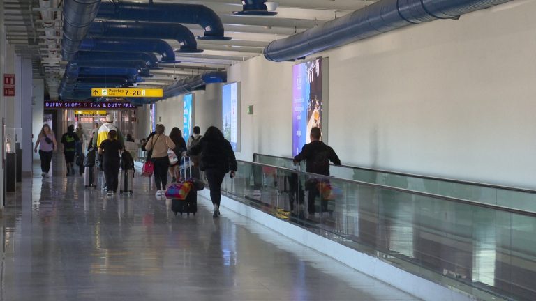 Personas en el aeropuerto de Vallarta