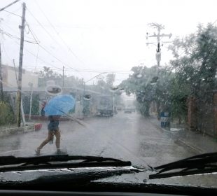 Persona sosteniendo paraguas mientras llueve