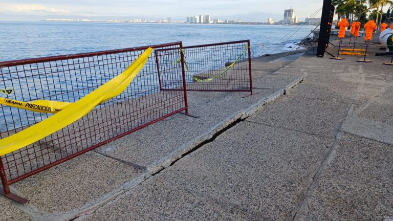 Piso del malecón dañado