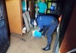 Policía ayudando a sacar agua de casa