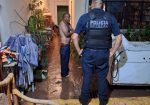 Policía inspeccionando hogar afectado por inundación en compostela