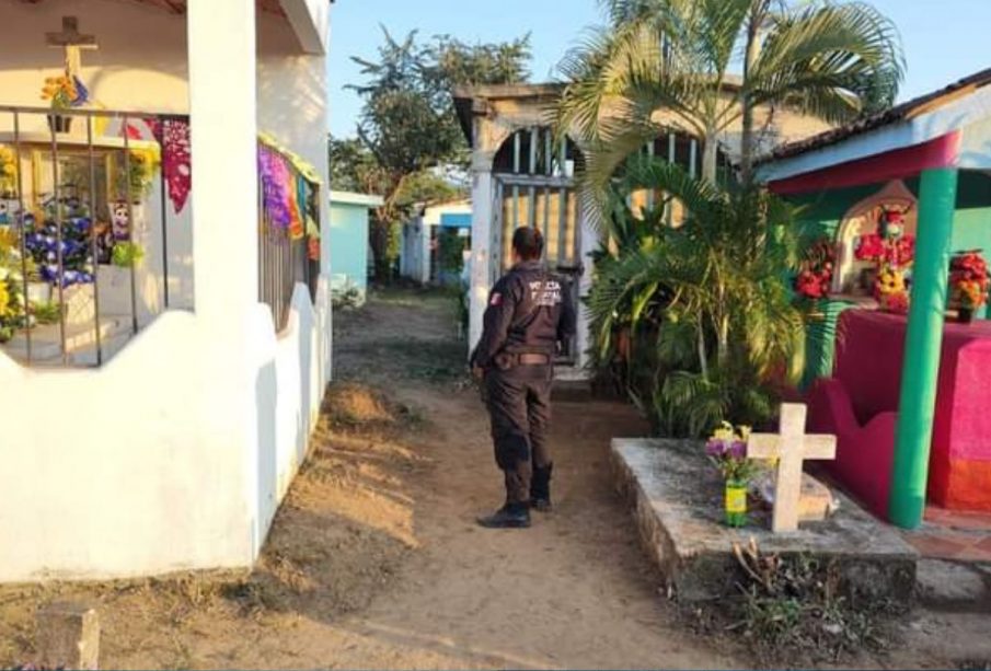 Policía realizando rondín en panteón