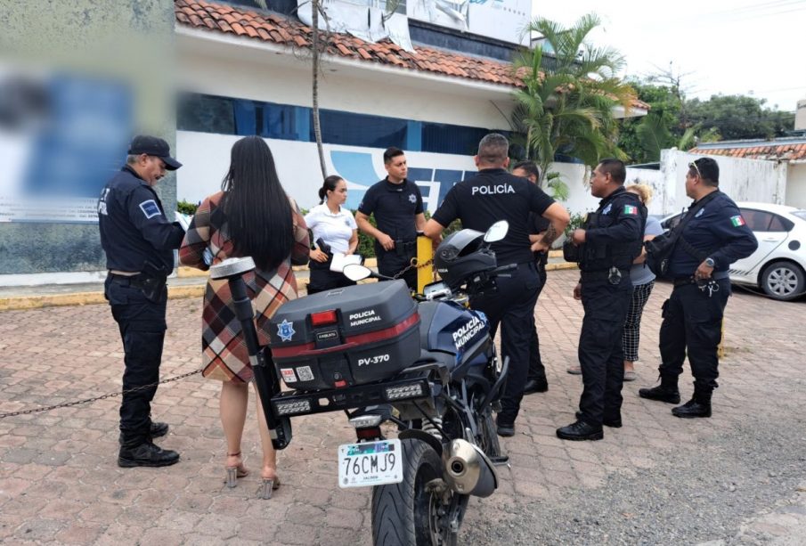 Policías en central de camiones