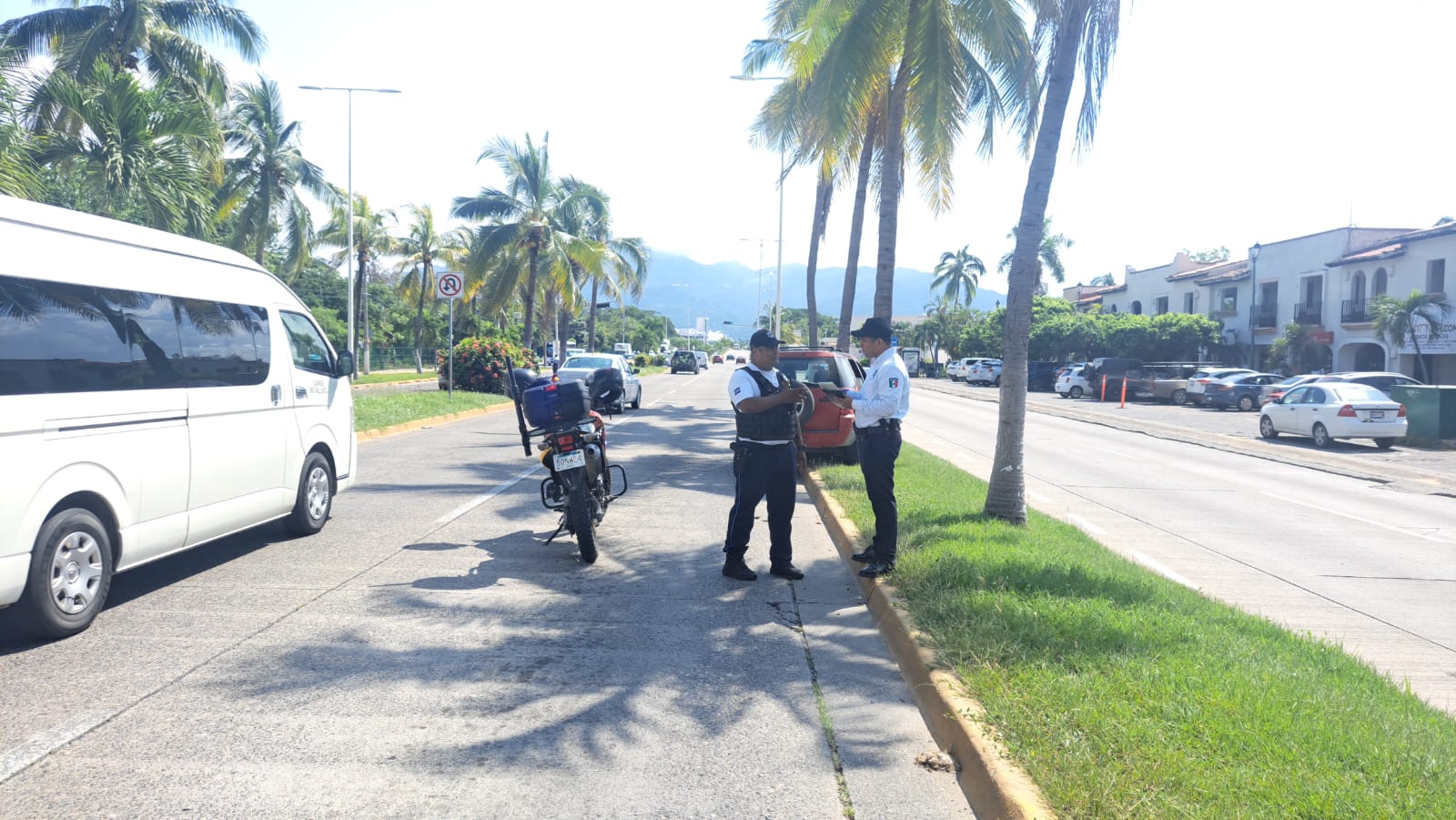 Policías en la avenida Medina Ascencio