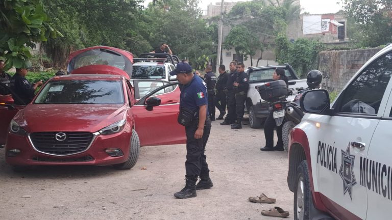 Policias rodeando e inspeccionando vehículo