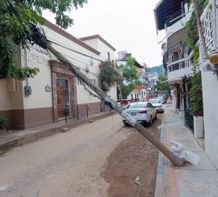 Poste a punto de caer en la colonia Emiliano Zapata