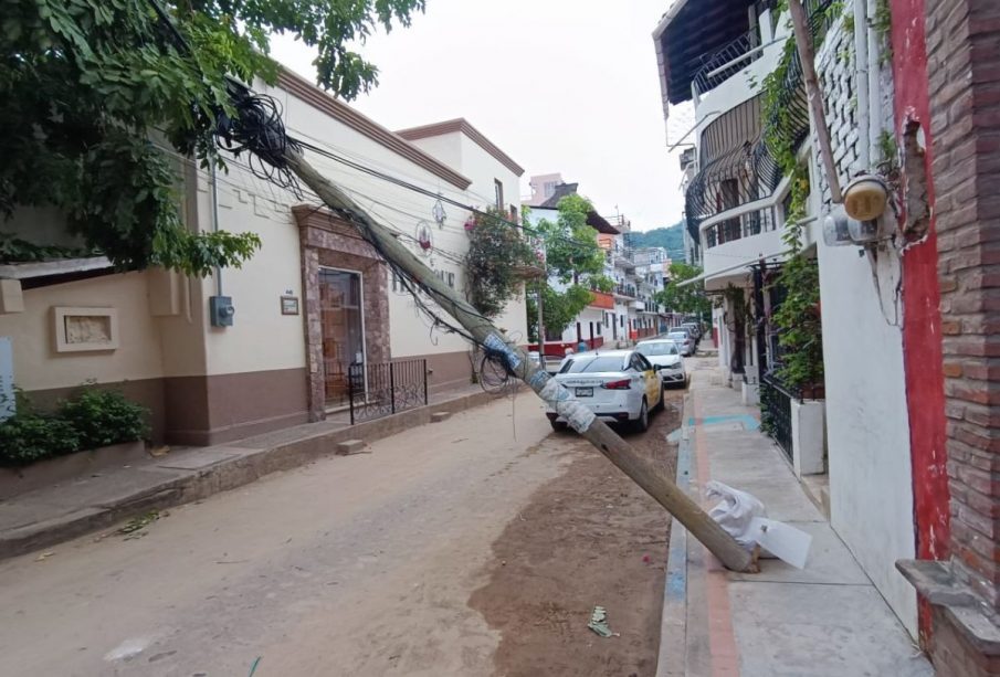 Poste a punto de caer en la colonia Emiliano Zapata