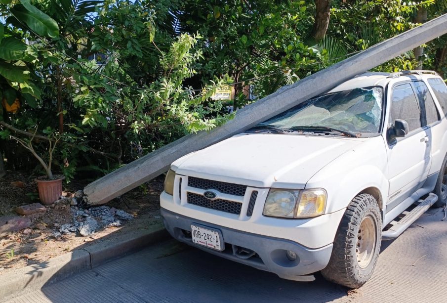 Poste cayó sobre camioneta