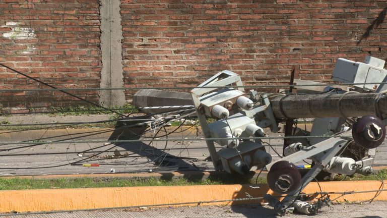 Poste con transformados caido en vialidad