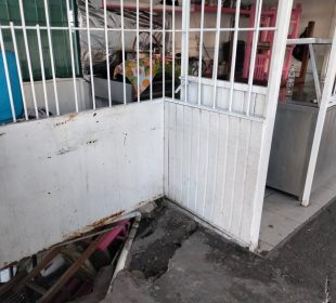 Puesto de comida con reblandecimiento en piso por lluvias