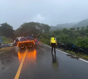 Elemento de seguridad en zona de camión volcado