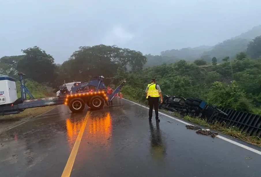 Elemento de seguridad en zona de camión volcado