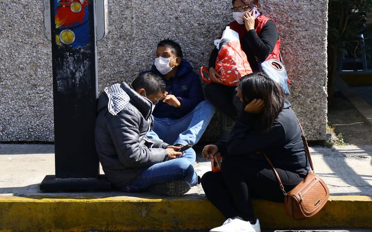 familiares esperando bajo el sol en clínica 42 del IMSS