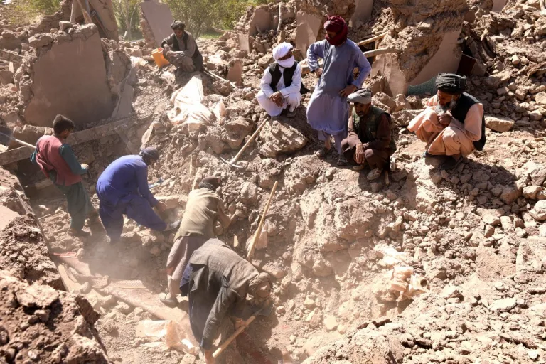 Personas en acciones de rescate tras terremoto